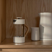 Stelton Emma French Press in beige lacquered steel with natural beechwood handle. 1 L capacity (33.8 oz). Sustainable Scandinavian design by HolmbäckNordentoft.