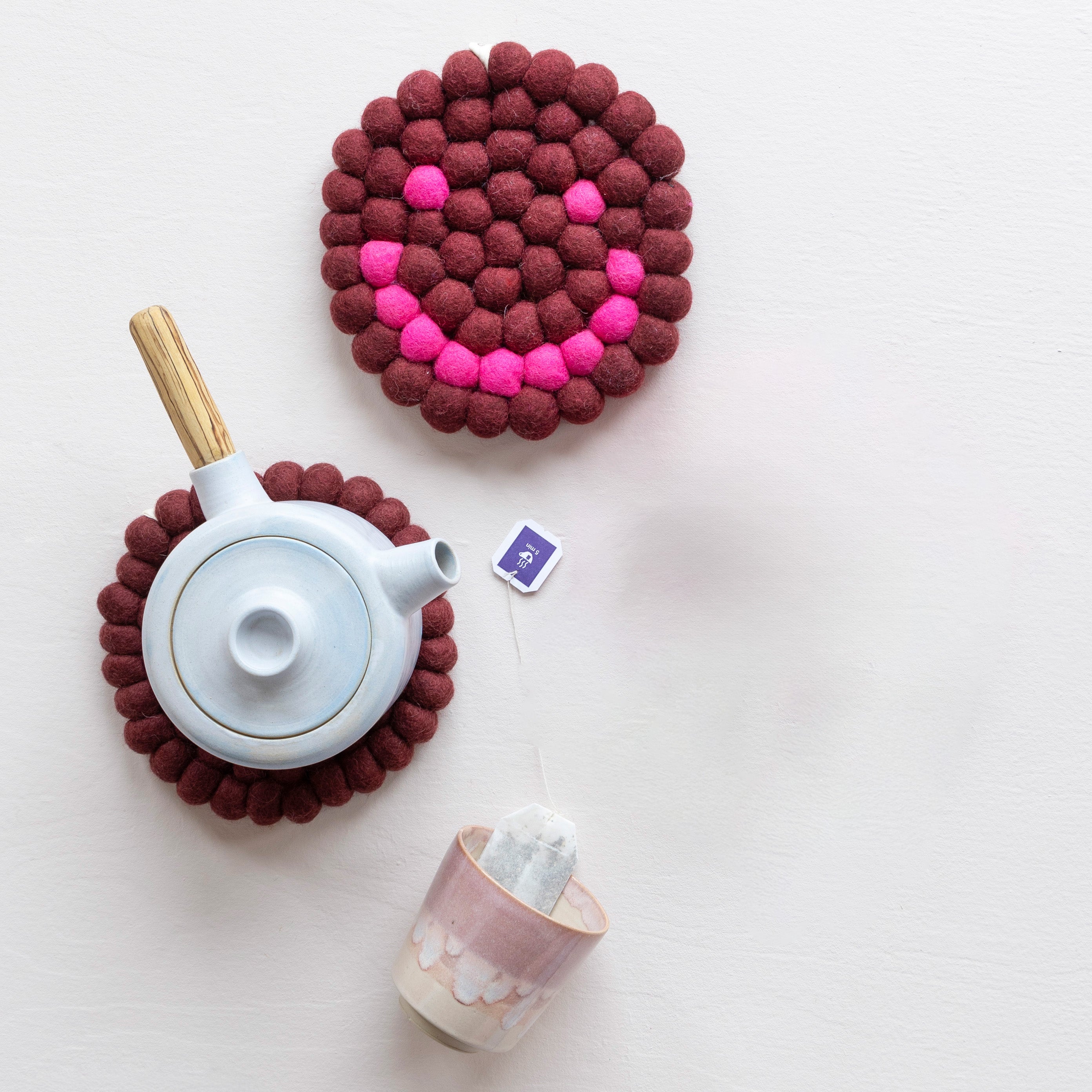 Aveva Design Smiley Wool Trivet, 17 cm, handmade wool felt trivet with Smiley design, perfect for teapots.