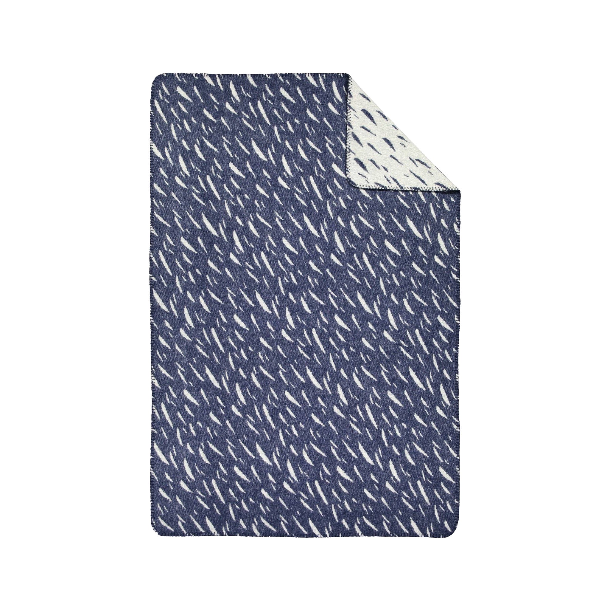 Kauniste tuisku wool blanket, made in Finland from soft merino and pure new wool. Reversible navy/white design, lightweight warmth, and timeless Nordic style.