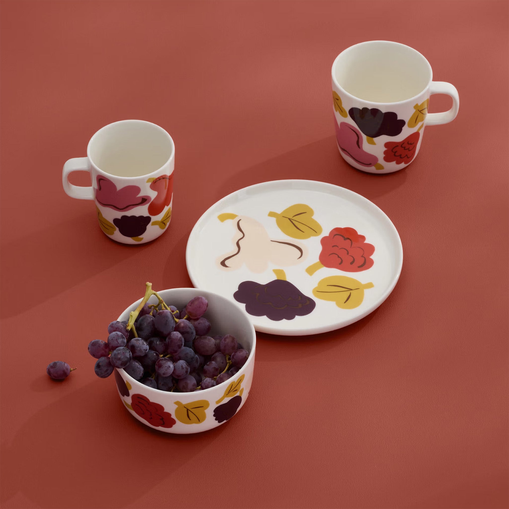 Marimekko Kukasta Kukkaan Mug 5 dl featuring Erja Hirvi’s bold pink, plum, terracotta, and off-white floral pattern.