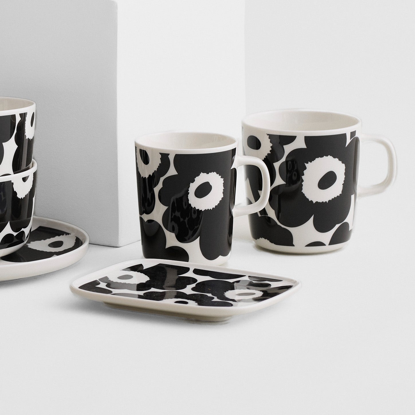 Marimekko Oiva / Unikko rectangular plate in black and white poppy pattern designed by Maija Isola.