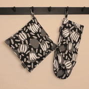 RATIA Esikko Potholder in Black/Grey. Graphic floral cotton design with padded polyester fill, heat-safe and made in Portugal.