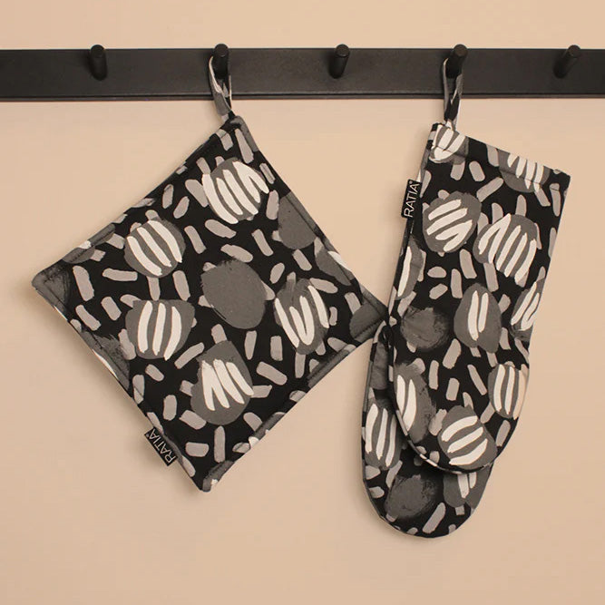 Grey. Graphic floral cotton design with padded polyester fill, heat-safe and made in Portugal.
