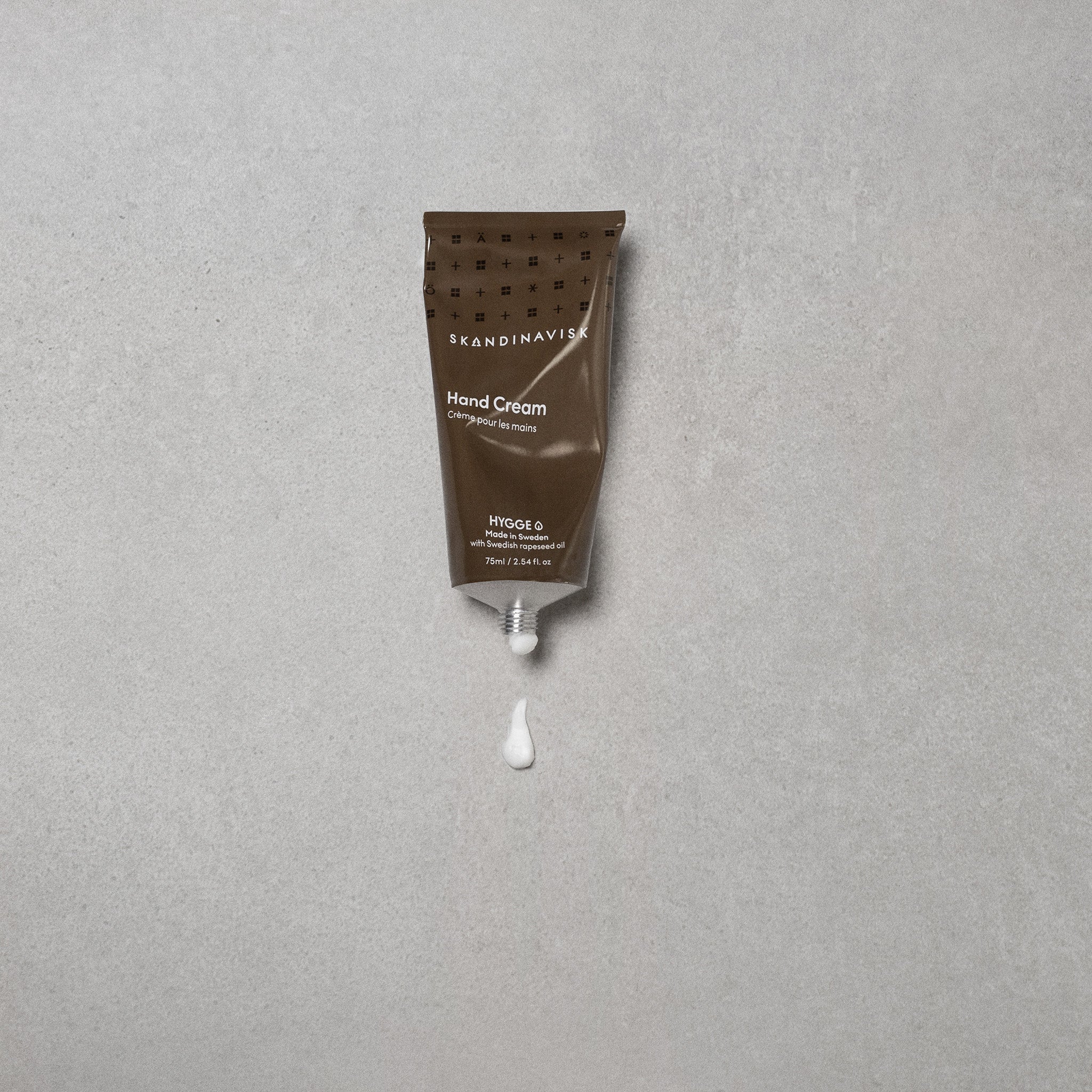 Skandinavisk HYGGE Hand Cream 75 ml with black tea, mint leaves, dried apple, and cinnamon fragrance.
