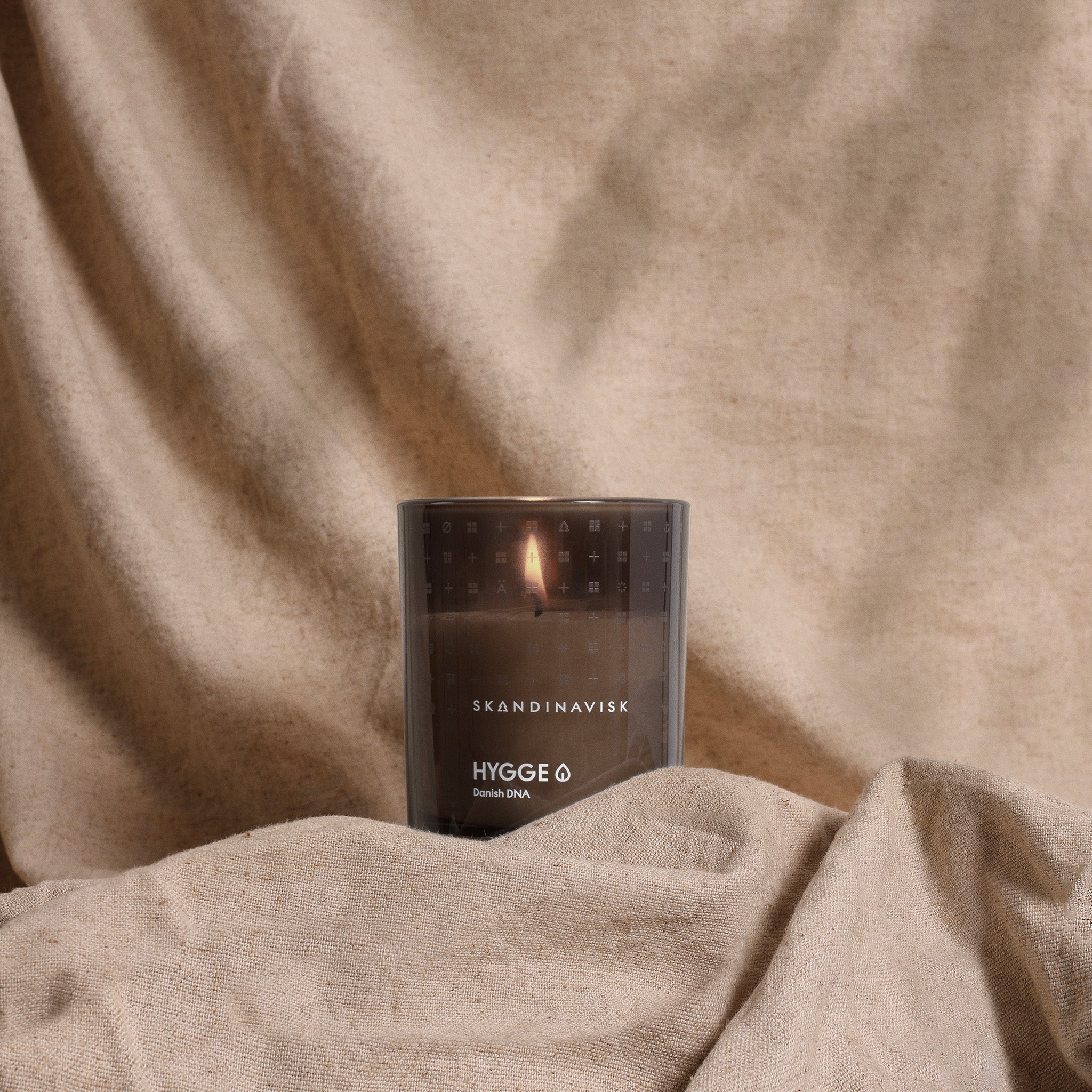 Skandinavisk Hygge 200g scented candle in frosted glass jar with wooden lid.