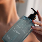Skandinavisk ØY Shampoo with crabapple, dog rose, water mosses, and green leaves fragrance.