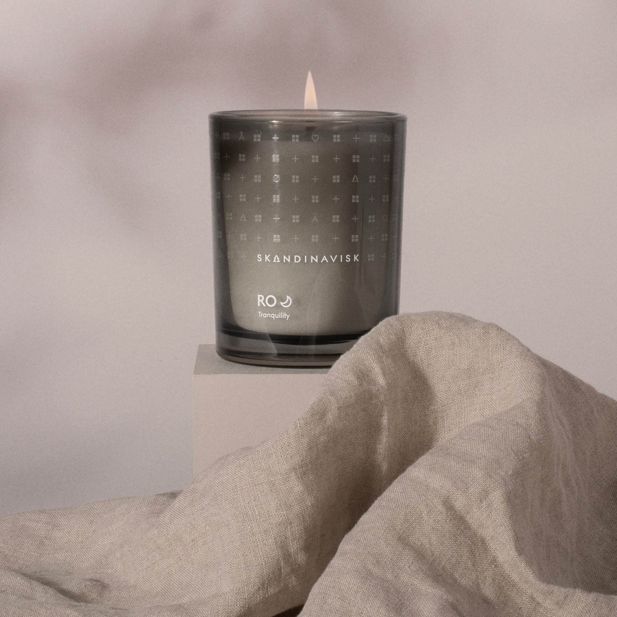 Skandinavisk Ro Scented Candle inspired by Scandinavian tranquility with fresh green notes of cut grass, cucumber, wild violets, and fallen leaves.
