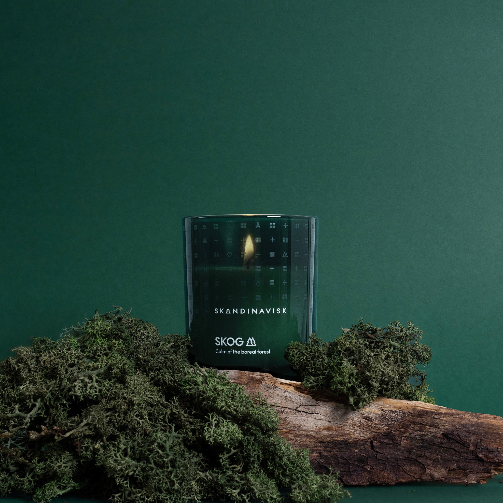 Skandinavisk Skog 200g scented candle in frosted glass jar with wooden lid.