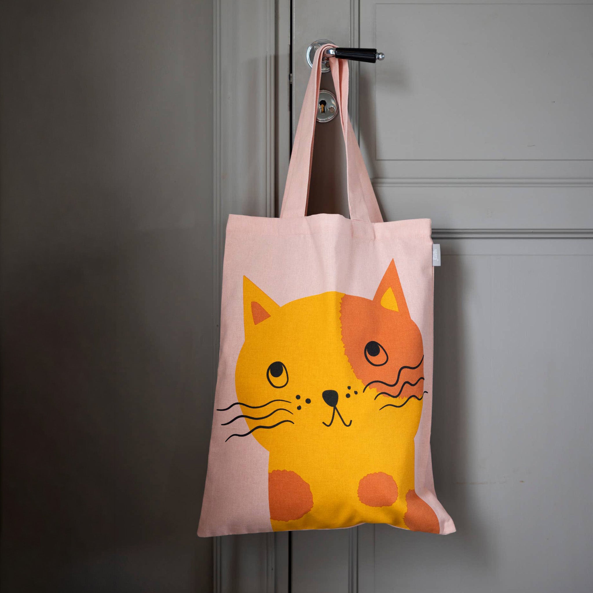 Spira of Sweden Daisy Kompiskasse Tote Bag in pink cotton with hand-printed orange cat illustration.